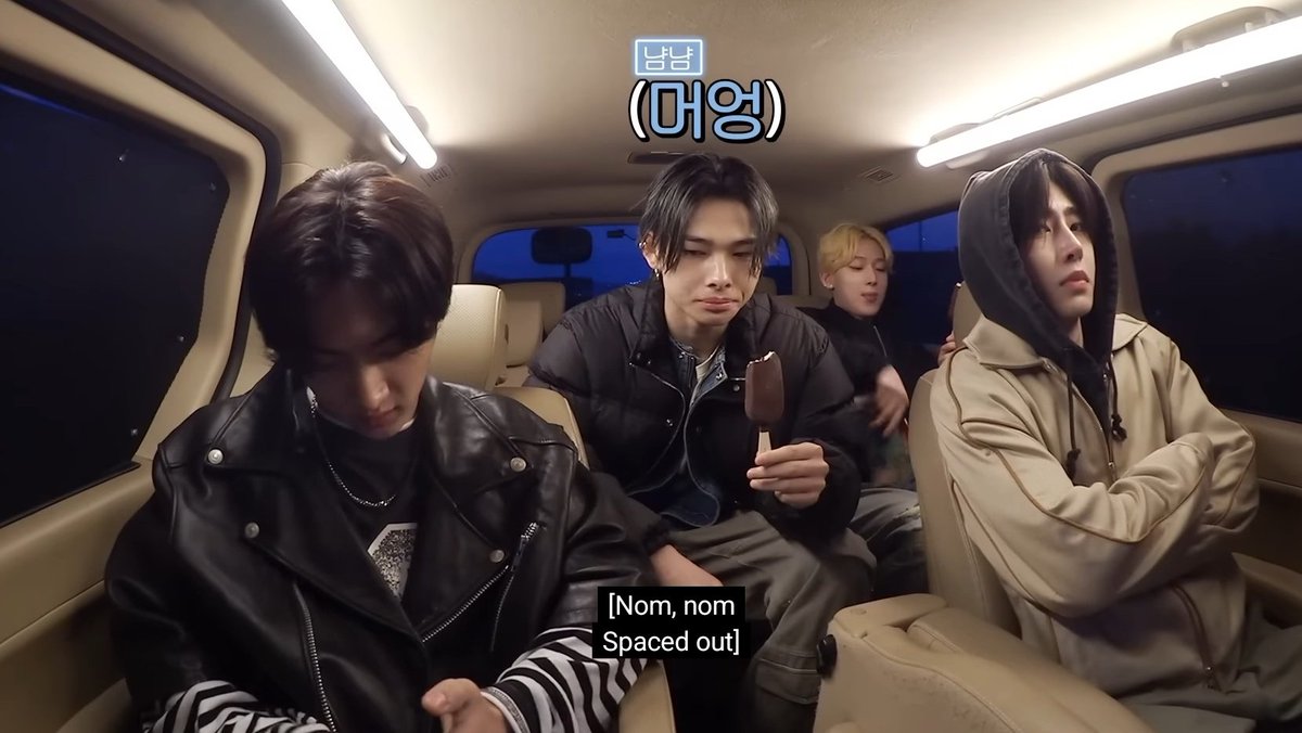 heartsforpjs's tweet photo. NI-KI: *happily eating his ice cream*
JAY: *glance at Ni-ki's ice cream*
NI-KI: *saw Jay*
NI-KI: Do you want to eat? *proceed to give Jay a bite on his ice cream*

아이고~ 우리 막내 기여워~ 🤗 https://t.co/7YtTsheL7S