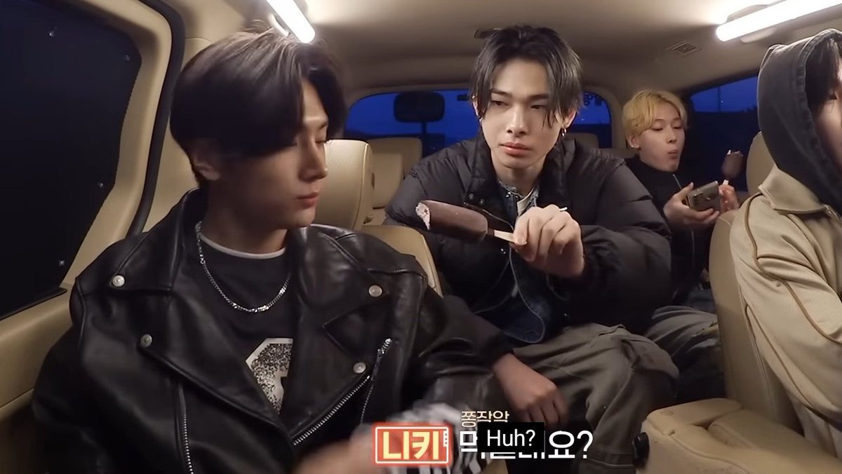 heartsforpjs's tweet photo. NI-KI: *happily eating his ice cream*
JAY: *glance at Ni-ki's ice cream*
NI-KI: *saw Jay*
NI-KI: Do you want to eat? *proceed to give Jay a bite on his ice cream*

아이고~ 우리 막내 기여워~ 🤗 https://t.co/7YtTsheL7S