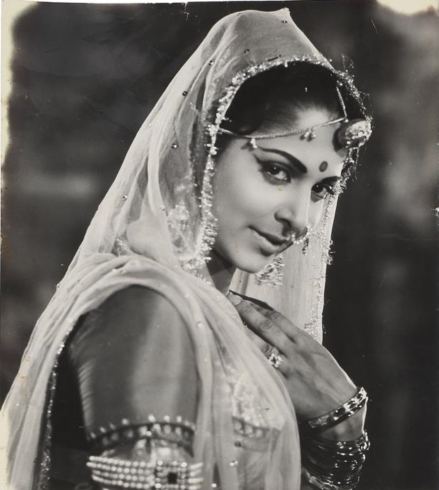 “I believe beauty lies in the eyes of the beholder. Honestly, I never believed I was beautiful. I just photographed well. I thank the cameramen for that. Also, I believed in keeping it real.” - Waheeda Rehman #WaheedaRehman #BollywoodFlashback