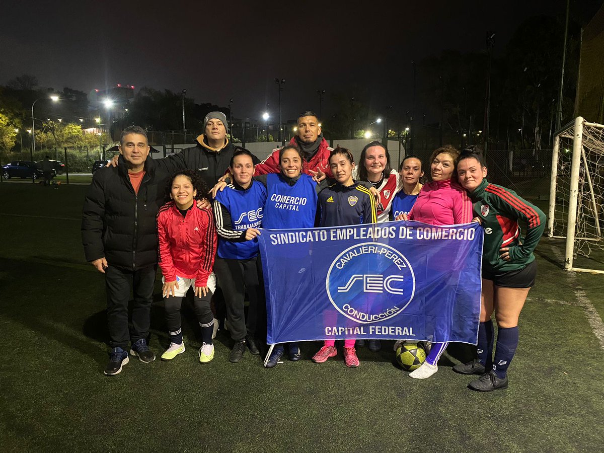 Vamoos las Pibasss ⚽ El domingo ahí estaremos 👏
#SiempreFutbol 
<a href="/GustavoINCSA/">Gustavo D Bustamante</a> 
<a href="/CarlosPerezSEC/">Carlos Pérez</a> 
<a href="/Cavalieri_SEC/">Armando Cavalieri</a>