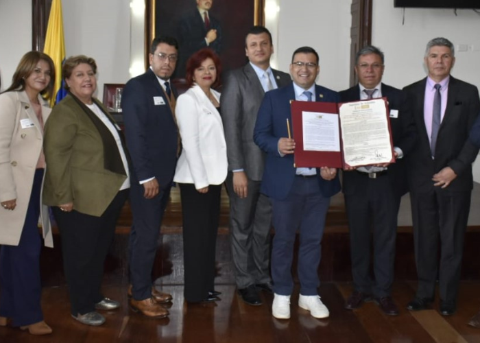 UPTCoficial's tweet photo. 🎯#NoticiasUPTC | Congreso de la República entregó reconocimiento a la #FESAD y Contaduría Pública #Sogamoso 🇨🇴🎖️
Representante a la Cámara, exaltó la trayectoria de la Facultad y la Escuela, en todos los procesos y compromisos académicos 👍💛🖤
🖱️👇
https://t.co/xTAPTo8Av0 https://t.co/ylSCbc1ryT