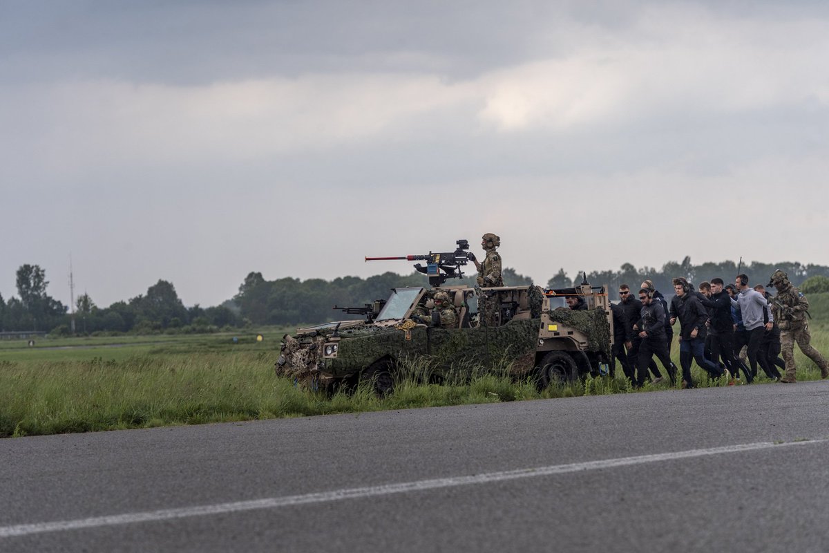 BelgiumDefence's tweet photo. From May 13 to 24, around 900 soldiers from 🇧🇪 Land, Air & Medical Components are participating in the large-scale exercise #StormTide in 🇧🇪 & 🇫🇷, under the command of the Belgian Special Operations Regiment, focusing on safely evacuating civilians from unstable regions worldwide https://t.co/iovfjfOySY
