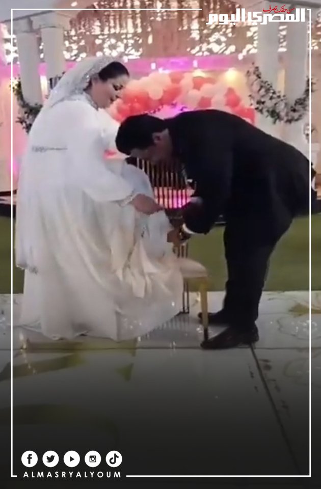 AlMasryAlYoum's tweet photo. "وعدتها بأن أقيم لها حفل زفاف يتعجب له الجميع".. عريس مصري يقبل قدم زوجته السورية خلال تلبيسها الشبكة في قدمها https://t.co/AILzDjQUEw