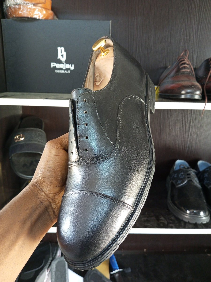 Handmade Oxford shoes
Made for classic men.

#peejayfootwears #peejayoriginals #peejay #AVCCup2024 #sanusi #kano #tapswap #opay #josshoemakers #shoemaker #buynigeria