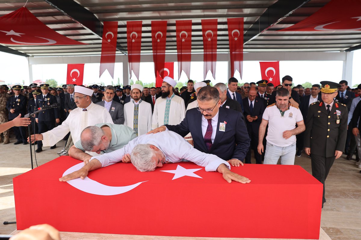 igdirvaliligi's tweet photo. Şehidimiz dualarla son yolculuğuna uğurlandı 🇹🇷

Pençe-Kilit Operasyonu bölgesinde, hain teröristlerce önceden yerleştirilen el yapımı patlayıcının infilak etmesi sonucu şehit düşen Iğdırlı hemşehrimiz Sözleşmeli Er Vedat Zorba, Asri Mezarlık'ta kılınan cenaze namazının ardından son yolculuğuna uğurlandı.

Sabah saatlerinde Iğdır Şehit Bülent Aydın Havalimanı'nda karşılanan Şehidimizin naaşı, Iğdır Devlet Hastanesine ardından Cumhuriyet Mahallesi'ndeki babaevine götürüldü. Burada helallik alınması sonrası Şehidimizin naaşı, cenaze töreninin düzenleneceği Asri Mezarlık'a getirildi.

Dua edilmesi ve cenaze namazının kılınmasının ardından Şehidimizin naaşı tören mangasınca bir süre omuzlarda taşındı, ardından Asri Mezarlık'ta dualarla toprağa verildi. Şehidimizin babasına şanlı Türk bayrağımızı Valimiz Ercan Turan teslim etti.

Törene, Şehidimizin ailesi ve yakınlarının yanı sıra Valimiz Ercan Turan, Aile ve Sosyal Hizmetler Bakan Yardımcısı Sevim Sayım Madak, Iğdır Milletvekili Cantürk Alagöz, Doğubayazıt 1. Mekanize Tugay Komutanı Tuğgeneral Şükrü Özbakır, il protokolü, askerler, polisler ve vatandaşlar katıldı.