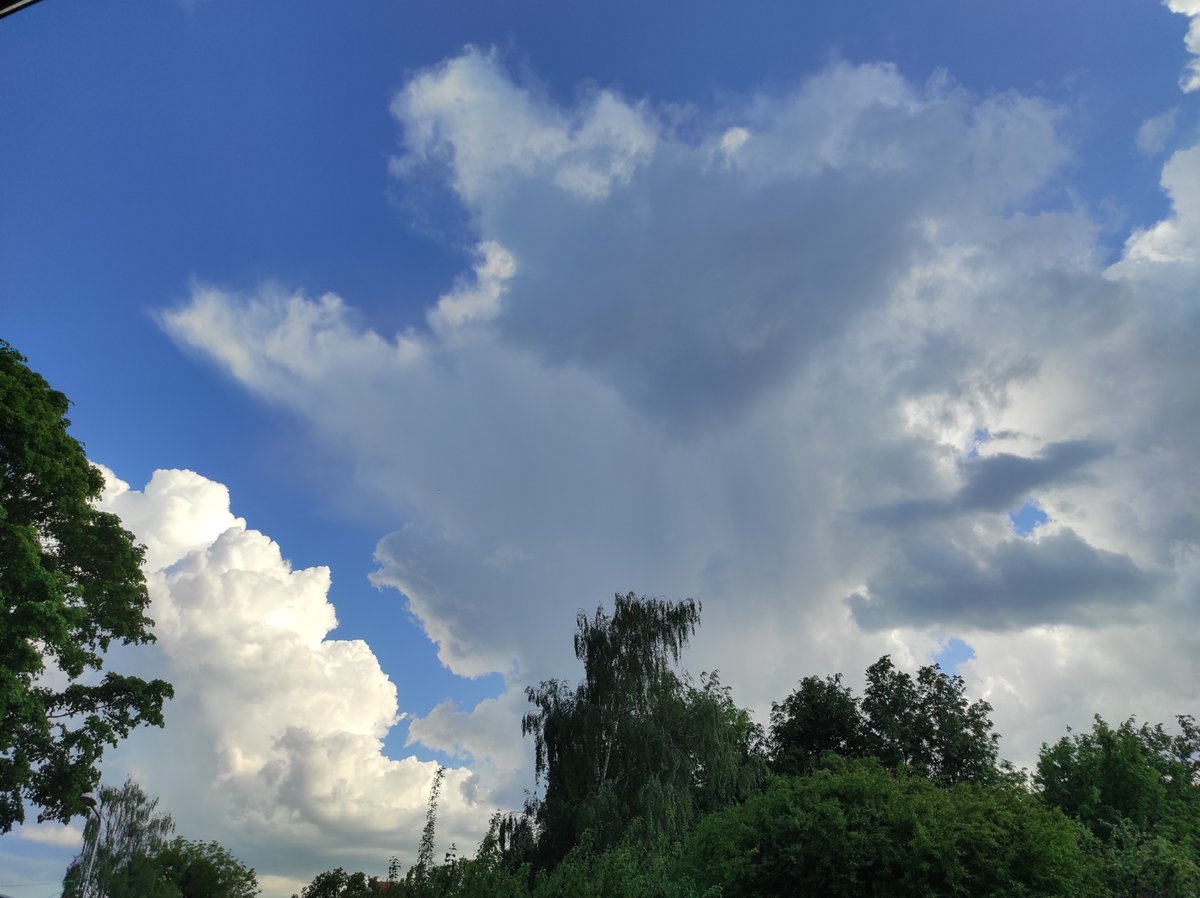 wikt0rrs's tweet image. Šīs dienas negaisa mākonis Rīgā, Purvciemā, kas pagāja garām ar dažiem pērkona dārdiem un vienu šautru. ⚡️
#maijs #siltums #negaiss 
@LVGMC_Meteo