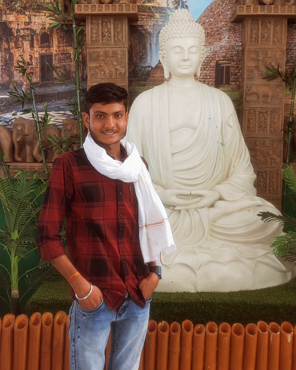 आसान नहीं था एक राजकुमार सिद्धार्थ का बुद्ध हो जाना,महलों के ऐशो आराम का त्याग कर अपने अंदर उमड़ते घुमड़ते प्रश्नों के उत्तर की खोज में निकल जाना
#GautamBuddha के त्यागमय जीवन से आज सम्पूर्ण विश्व को प्रेम,अहिंसा,दया,सद्भाव और करुणा रखने का जो अनूठा बोध हमें कराया है वह अलौकिक है