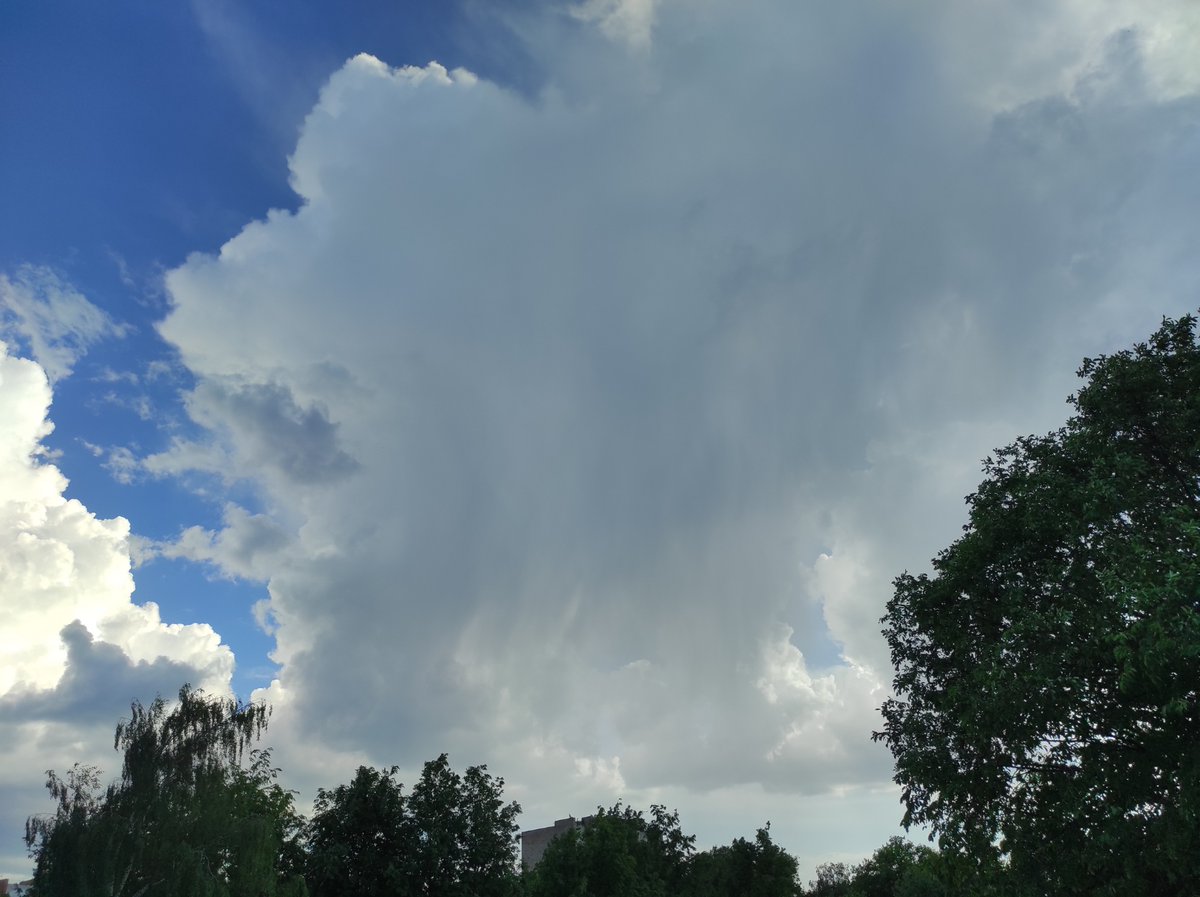 wikt0rrs's tweet image. Šīs dienas negaisa mākonis Rīgā, Purvciemā, kas pagāja garām ar dažiem pērkona dārdiem un vienu šautru. ⚡️
#maijs #siltums #negaiss 
@LVGMC_Meteo