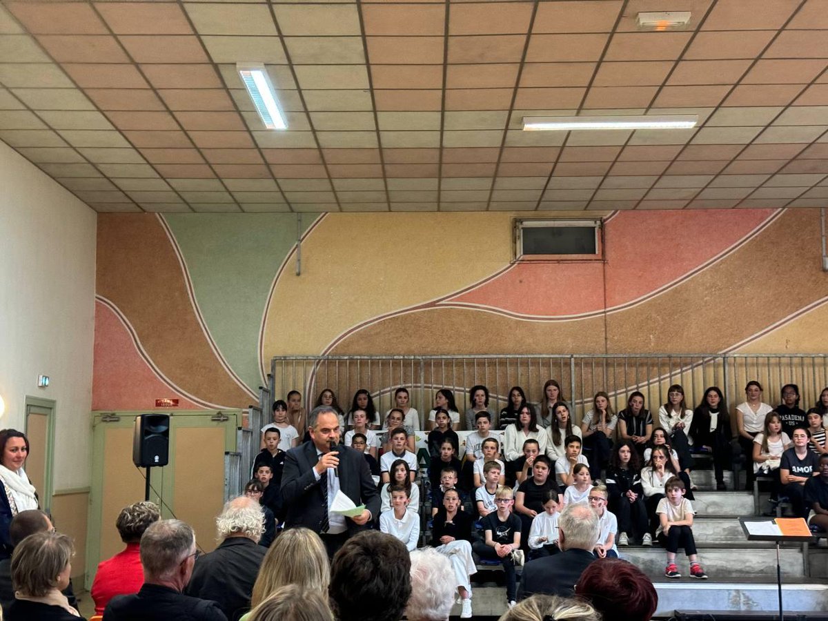 Prefet79's tweet photo. #DevoirDeMémoire | En cette journée d'hommage aux victimes de l'esclavage, les élèves des écoles de #SaintMartindeBernegoue, de #Fors et du collège de #Prahecq ont présenté leur spectacle sur l'abolition de l'esclavage devant le secrétaire général de la préfecture des #DeuxSevres https://t.co/GxdlT5RhUs
