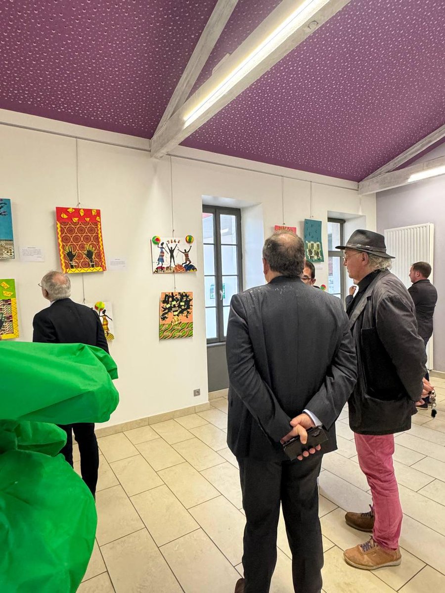 Prefet79's tweet photo. #DevoirDeMémoire | En cette journée d'hommage aux victimes de l'esclavage, les élèves des écoles de #SaintMartindeBernegoue, de #Fors et du collège de #Prahecq ont présenté leur spectacle sur l'abolition de l'esclavage devant le secrétaire général de la préfecture des #DeuxSevres https://t.co/GxdlT5RhUs