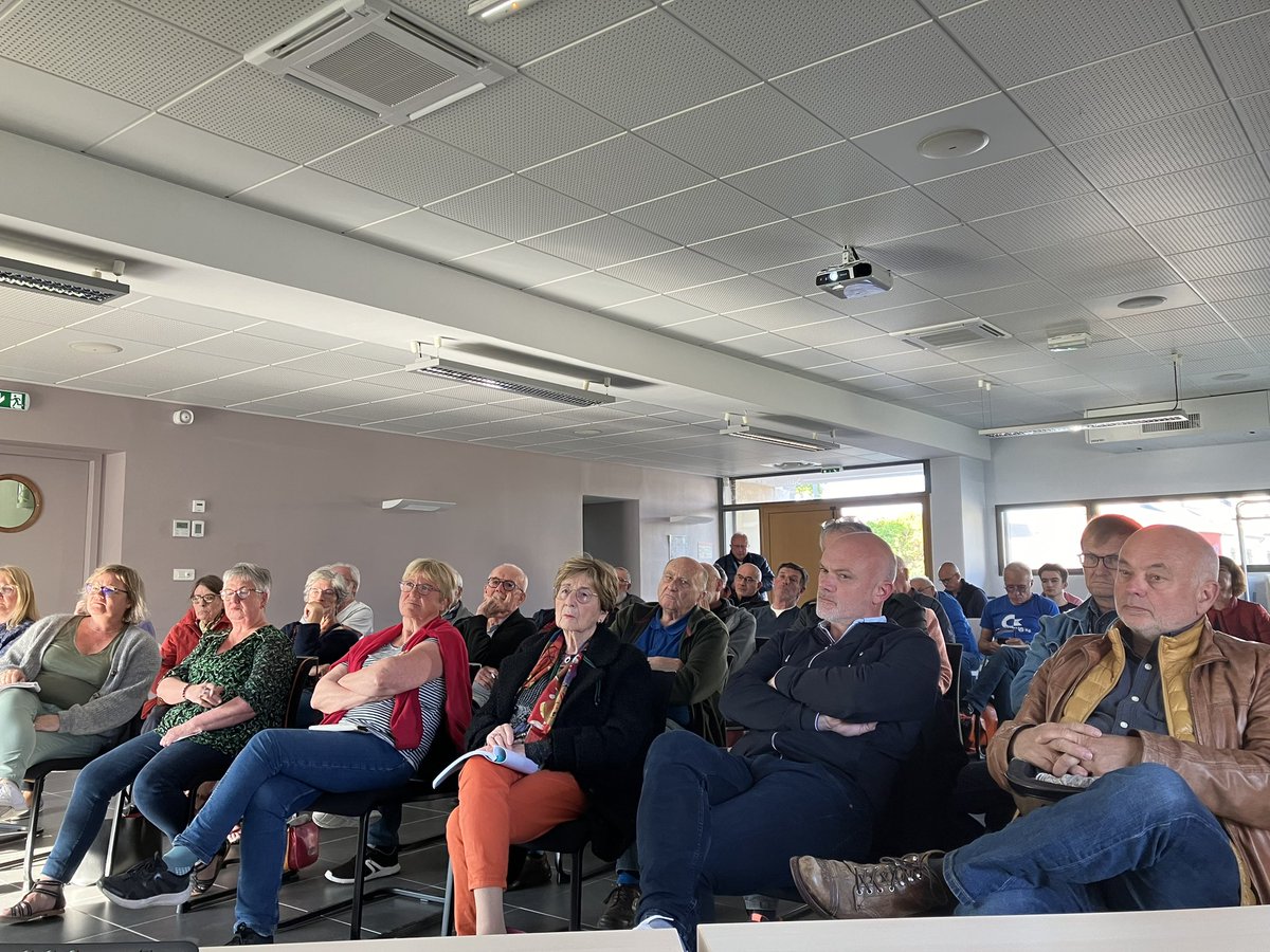 À #Landeda, réunion publique sur le déploiement de la fibre . 62km de fibres vont être déployés sur la commune d’ici 2026 pour couvrir tous les locaux . 
#FibrePourTous <a href="/megalisbretagne/">Mégalis Bretagne</a>