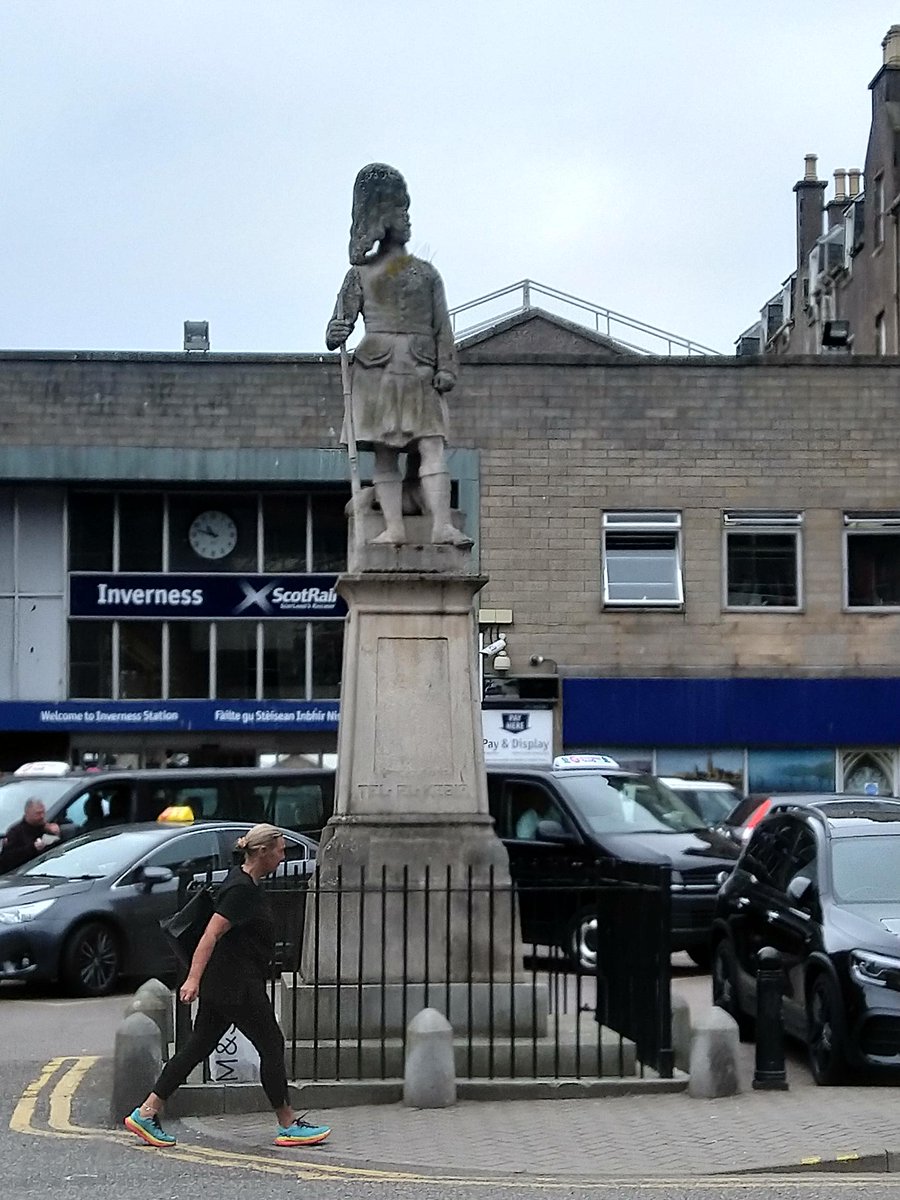 One of the things I never fail to notice when in Britain: the sheer amount of monuments that in one way or another refer to nineteenth-century colonial wars (these are from Glasgow and Inverness)