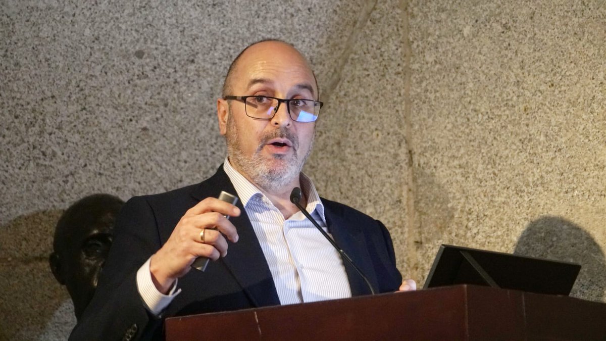 muyinteresante's tweet photo. La IA juega un “papel crucial” en la anticipación de necesidades y la optimización de recursos. Permite “desgranar” el proceso de atención, ���identificando de forma rápida las ineficiencias para su corrección con la finalidad de mejorar la experiencia de lo que debe ser el centro de todo, el paciente”.
