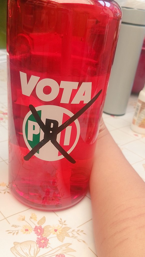 inanilog's tweet image. El pri es una cgda tmb pero al menos tengo una botellita de agua para usar 🫦