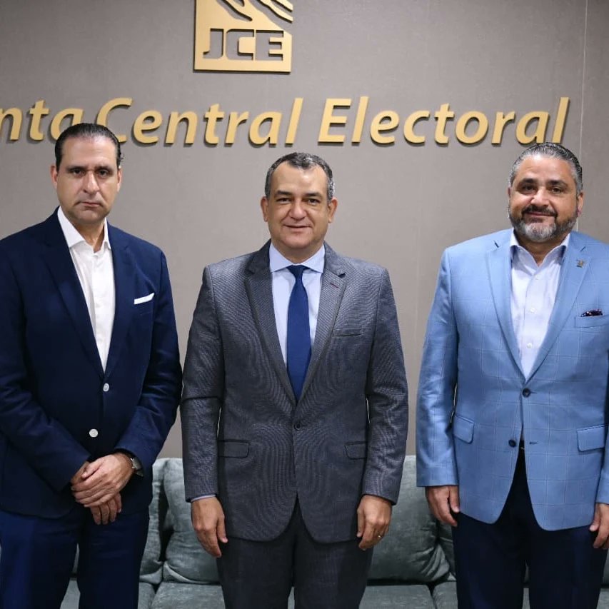 En la mañana de hoy, el Vicepresidente Ejecutivo de FINJUS, Dr. Servio Tulio Castaños, estuvo reunido con el Presidente de la Junta Central Electoral, Mag. Román Jáquez y con el Dr. Samir Chami Isa, Miembro de esa entidad, valorando y reconociendo la gran labor de la JCE.