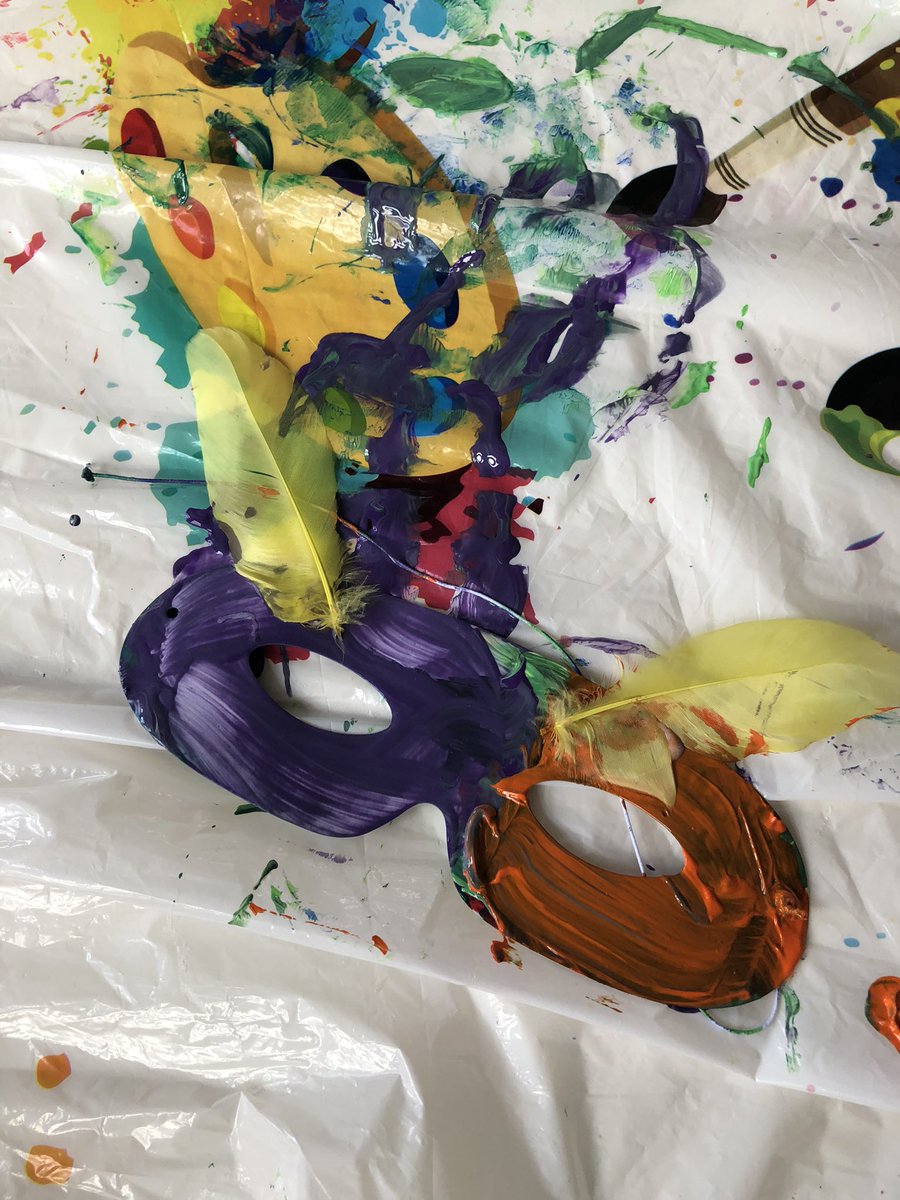 Today the mini creatives explored things that make them laugh! We reflected on why we find certain things funny and we told jokes, made silly faces and made some creative  and funny masks 🎭😜

#findyourelement #whatmakesyoulaugh #creativeprojects #artforwellbeing #youngcreative