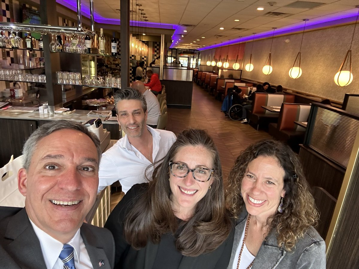 jackmartinsny's tweet photo. Shoutout to Kim Lichtenstein for being recognized in The Jewish Press! It was truly my honor to present you with the Woman of Distinction Award! #WomanOfDistinction #PortWashington
https://t.co/RoYWYbkFJI https://t.co/cUm4p4Gbfj