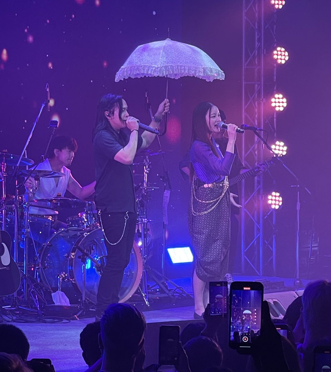 halldrunkface's tweet photo. มันจะมีใครที่กล้าหลอกแขกรับเชิญให้แต่งชุดไทยมาร้องเพลงบ้าง 555 #COCKTAILข้อสอบ https://t.co/JTj8RfFk7T