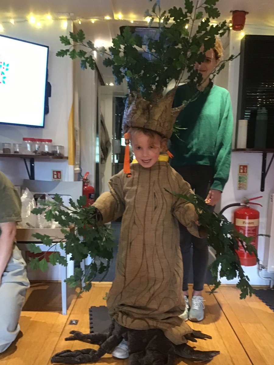 All aboard the floating classroom, as Reception pupils take to London's waterways for a plant and nature-focused workshop. 🌿#openingdoors #mehrlicht