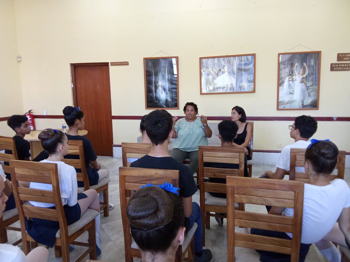 #Ahora | Conversatorio con estudiantes de 9° grado de la Escuela Nacional de Ballet "Fernando Alonso", que permitirá a los educandos comprender mejor la génesis de la política del bloqueo de EEUU 🆚 #Cuba y cómo esto afecta a este sector de las artes cubanas.

#MejorSinBloqueo