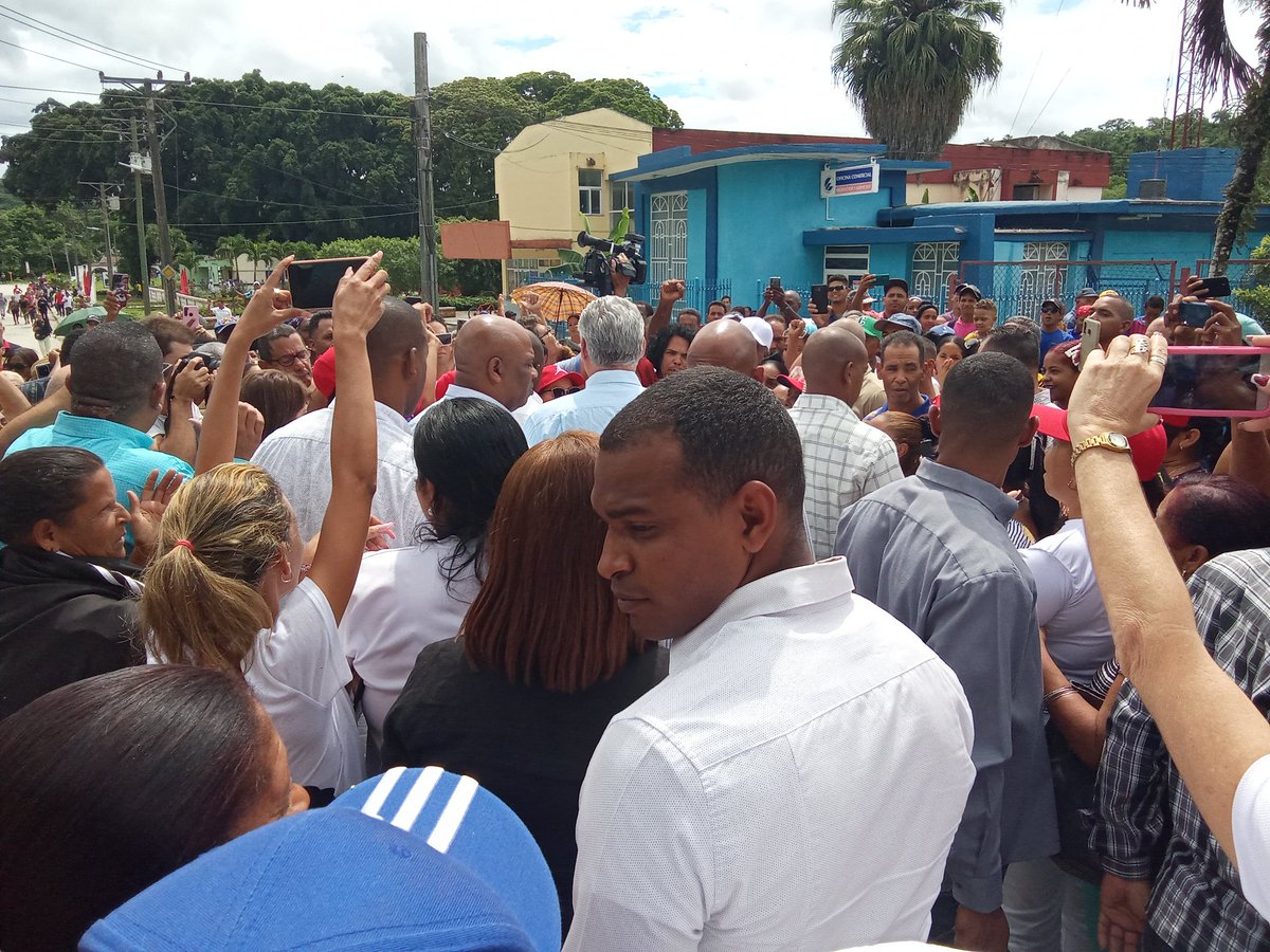 Así recibe el pueblo de Yateras a nuestro Presidente <a href="/DiazCanelB/">Miguel Díaz-Canel Bermúdez</a> 

#DíazCanelEnGuantánamo 
#GuerrerosDelGuaso #Cuba