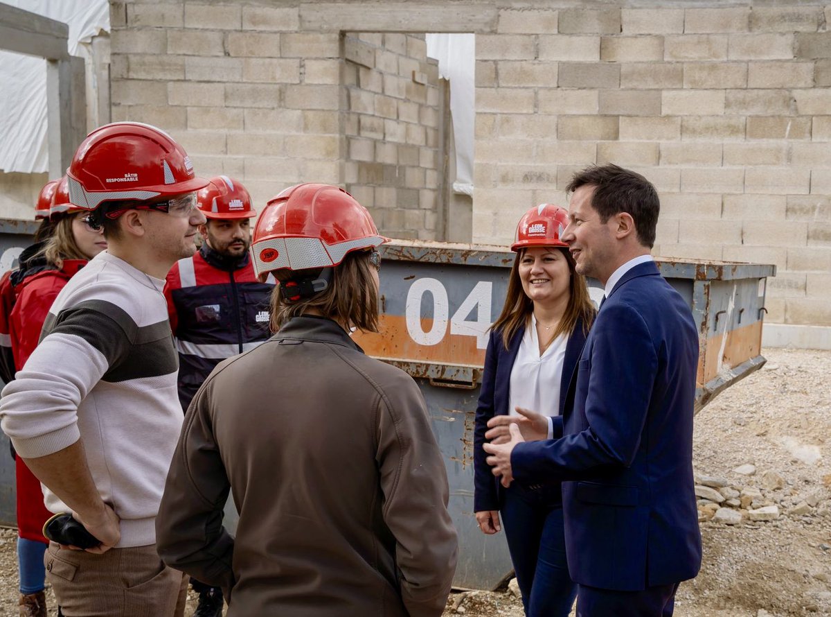 fxbellamy's tweet photo. Ce matin en Côte d’Or, avec @FX_Dugourd et les élus qui travaillent pour répondre à la crise du logement. 

Sans un changement radical des politiques menées par l’État et l’Europe, ce sujet sera une bombe sociale pour des années. C’est l’un des vrais enjeux de cette élection. https://t.co/a3Z6vczXTt