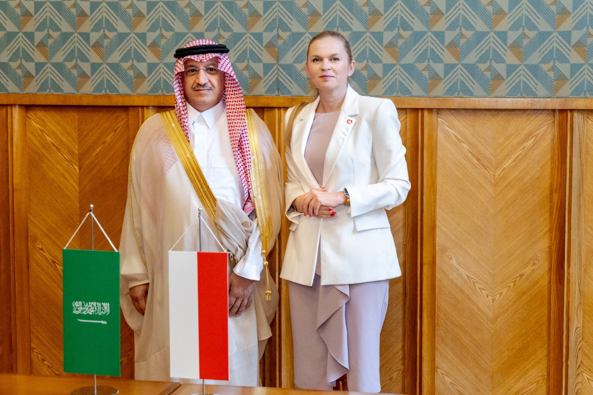 KSAembassyPL's tweet photo. التقى معالي وزير التعليم @minister_moe_sa بمعالي وزيرة التعليم الوطني في جمهورية بولندا @barbaraanowacka بمكتب معاليها في الوزارة لبحث سبل تعزيز التعاون بين المملكة وجمهورية بولندا في المجالات التعليمية والعلمية وتبادل الخبرات والتجارب في هذا الصدد.
🇸🇦🤝🇵🇱
@moe_gov_sa 
@MEN_GOVPl https://t.co/dTcOSzHGIa