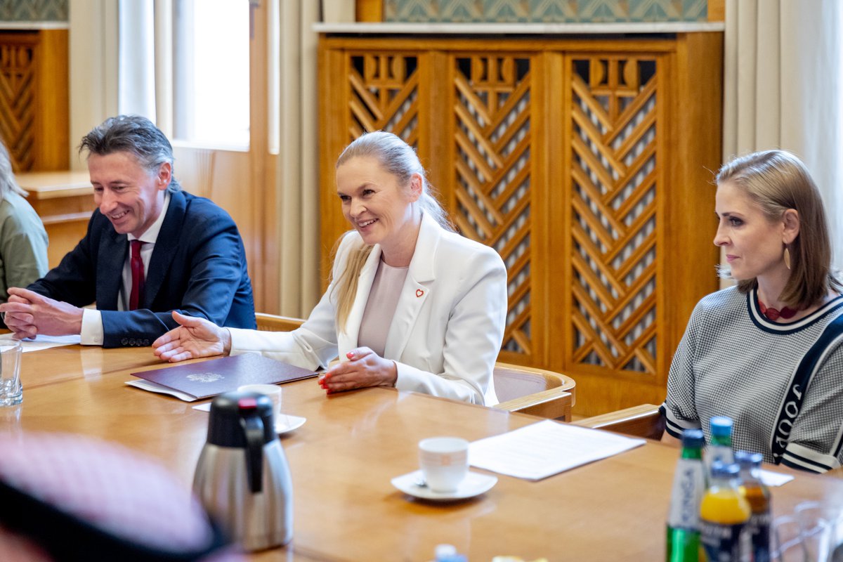 KSAembassyPL's tweet photo. التقى معالي وزير التعليم @minister_moe_sa بمعالي وزيرة التعليم الوطني في جمهورية بولندا @barbaraanowacka بمكتب معاليها في الوزارة لبحث سبل تعزيز التعاون بين المملكة وجمهورية بولندا في المجالات التعليمية والعلمية وتبادل الخبرات والتجارب في هذا الصدد.
🇸🇦🤝🇵🇱
@moe_gov_sa 
@MEN_GOVPl https://t.co/dTcOSzHGIa