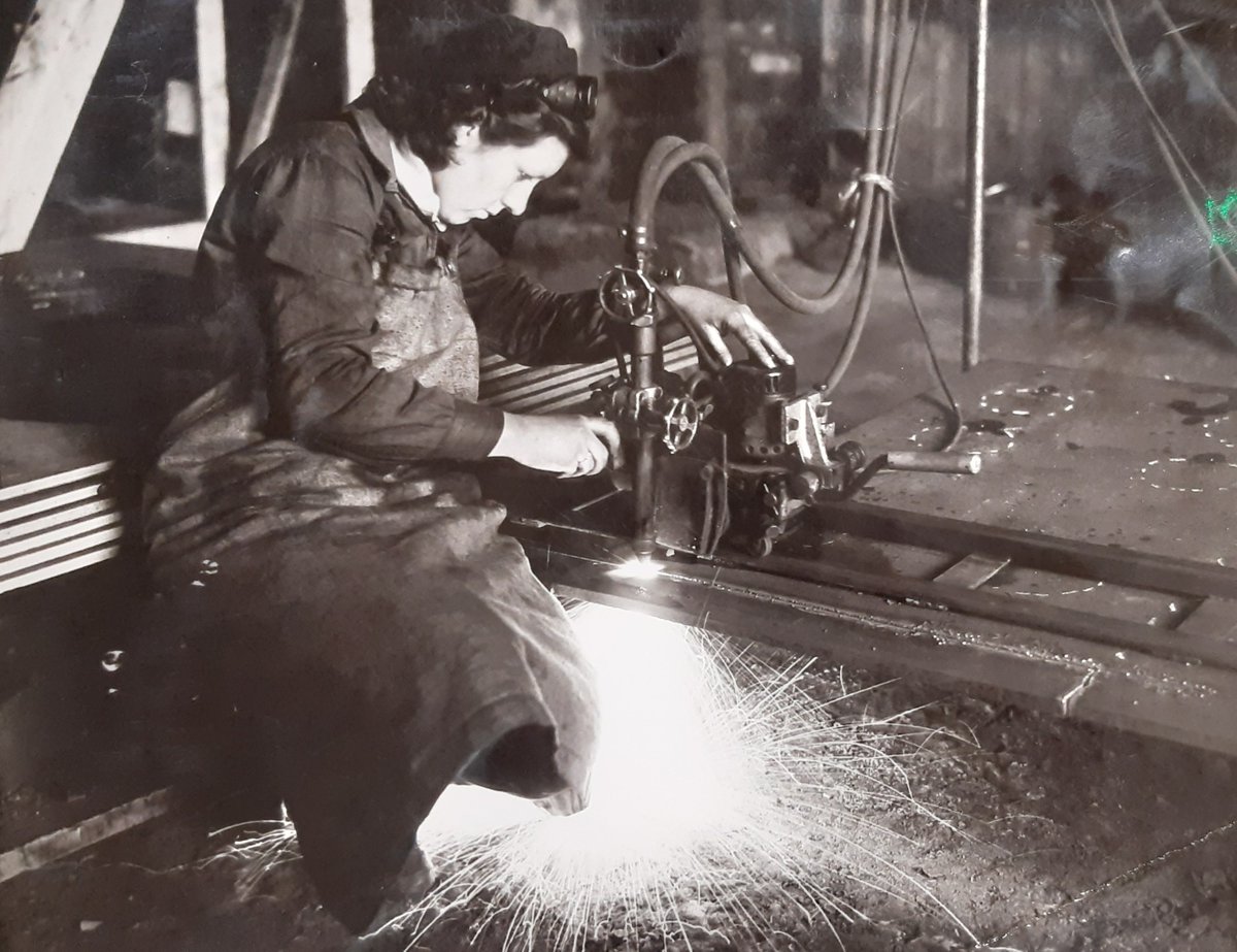 GuildhallLib's tweet photo. ‘Women Invade the Shipyards’ - Official World War 2 photos from 1942 for the press. Thousands worked on construction, driving &amp; painting work.

In the Newall Dunn collection – one of the world’s most comprehensive photographic and ephemera resources for Merchant Shipping history. https://t.co/2ss93avYD8