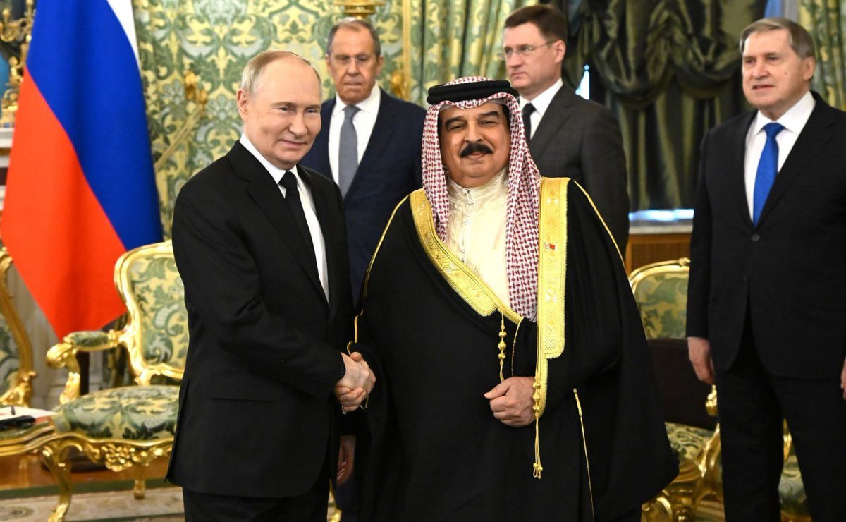 🇷🇺🇧🇭 President #Putin met with King Hamad bin Isa Al Khalifa of Bahrain. 💬 Vladimir Putin: Next year, we'll mark 35 years of our diplomatic relations. Over these years, we have made significant progress in building #RussiaBahrain relations. t.me/MFARussia/20303