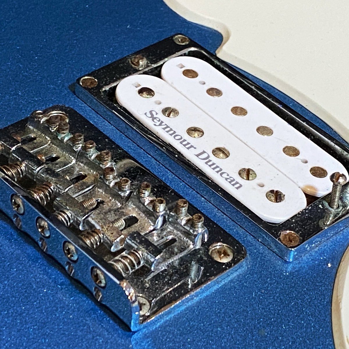 tsukka_drive's tweet photo. 【ジャンクギター】
音が出ないのはジャックの交換でほぼ直るだろうというのと、サビサビの金属パーツは磨いてネジ類を新品に換えればそれなりになる、はず…。 https://t.co/VNnf1UXhLB