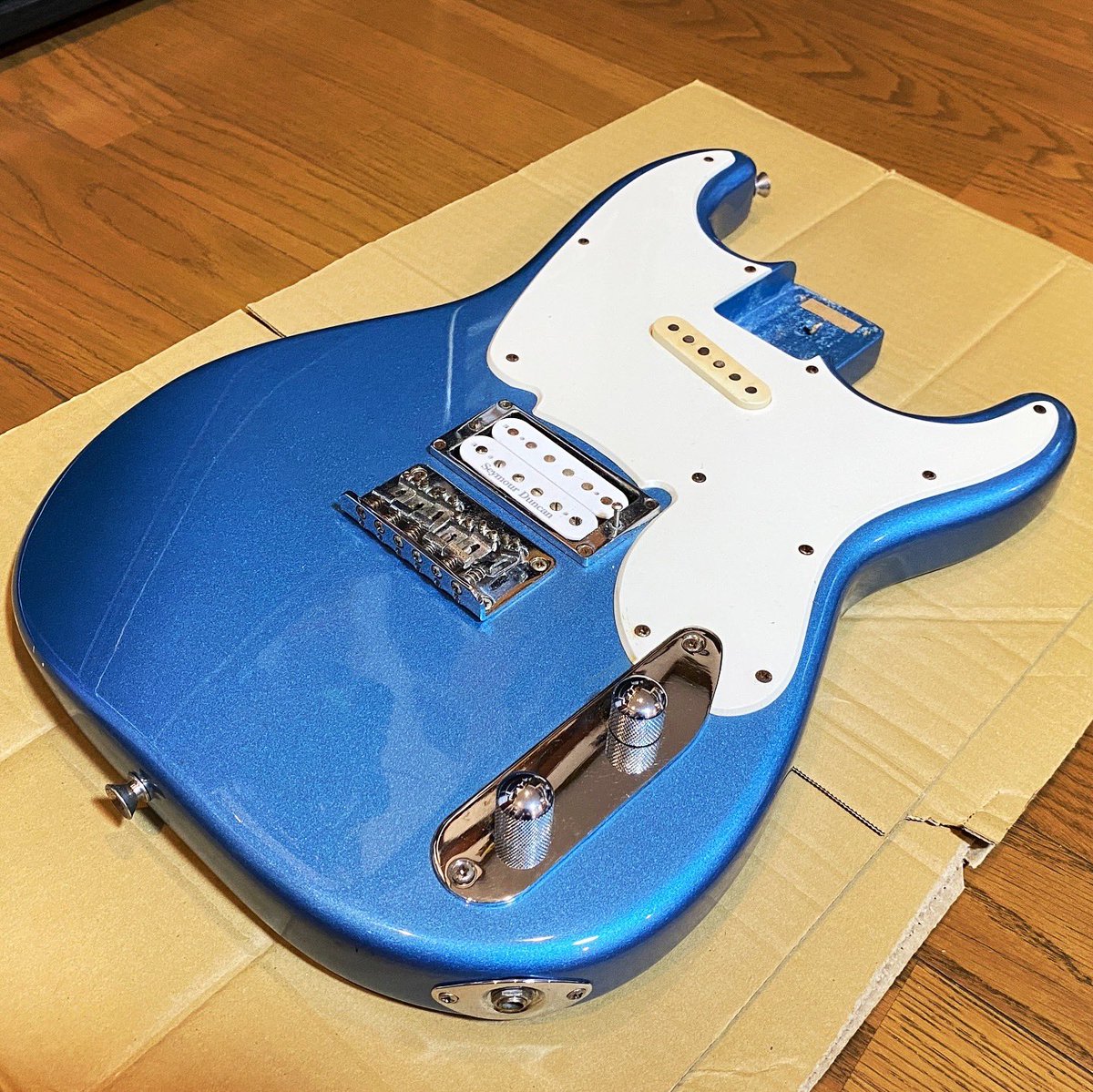 tsukka_drive's tweet photo. 【ジャンクギター】
音が出ないのはジャックの交換でほぼ直るだろうというのと、サビサビの金属パーツは磨いてネジ類を新品に換えればそれなりになる、はず…。 https://t.co/VNnf1UXhLB