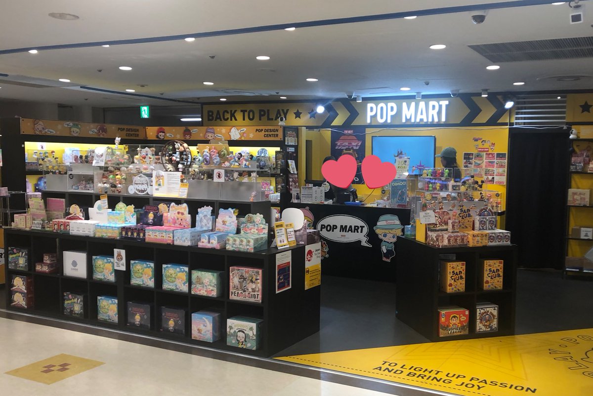 pekemarusan0818's tweet photo. 池袋サンシャインシティアルタ 1FのPOPMARTにも寄ってきました！
海外のサンリオフィギュアがあって、箱買いも可能。
時計の方も寝てる方も実物展示がめちゃくちゃかわいかった…！ https://t.co/cmxAKIbs0G