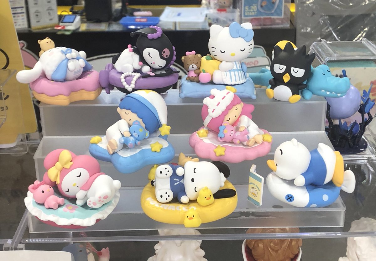 pekemarusan0818's tweet photo. 池袋サンシャインシティアルタ 1FのPOPMARTにも寄ってきました！
海外のサンリオフィギュアがあって、箱買いも可能。
時計の方も寝てる方も実物展示がめちゃくちゃかわいかった…！ https://t.co/cmxAKIbs0G