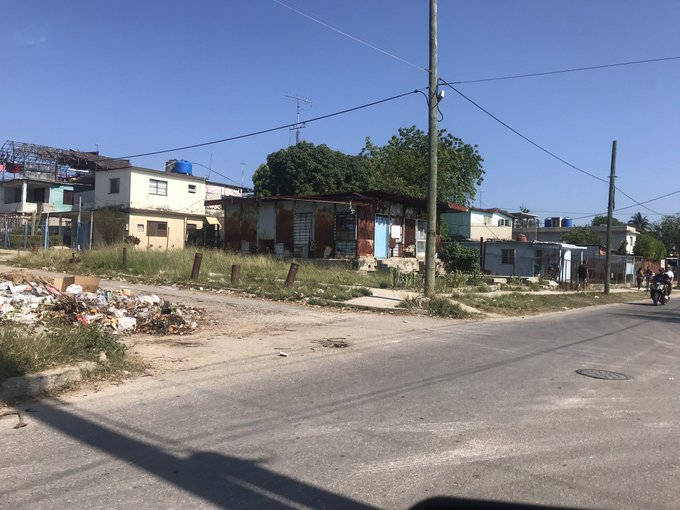 #EstampasDeMiCuba - Una de las tantas casetas de pescadería que el régimen cubano obtuvo de Argentina y jamás pagó. Esta está ubicada en el reparto Los Pinos, Arroyo Naranjo. Diseminadas por toda La Habana, estas pescaderías solo vendieron pescado en una parte de la década del