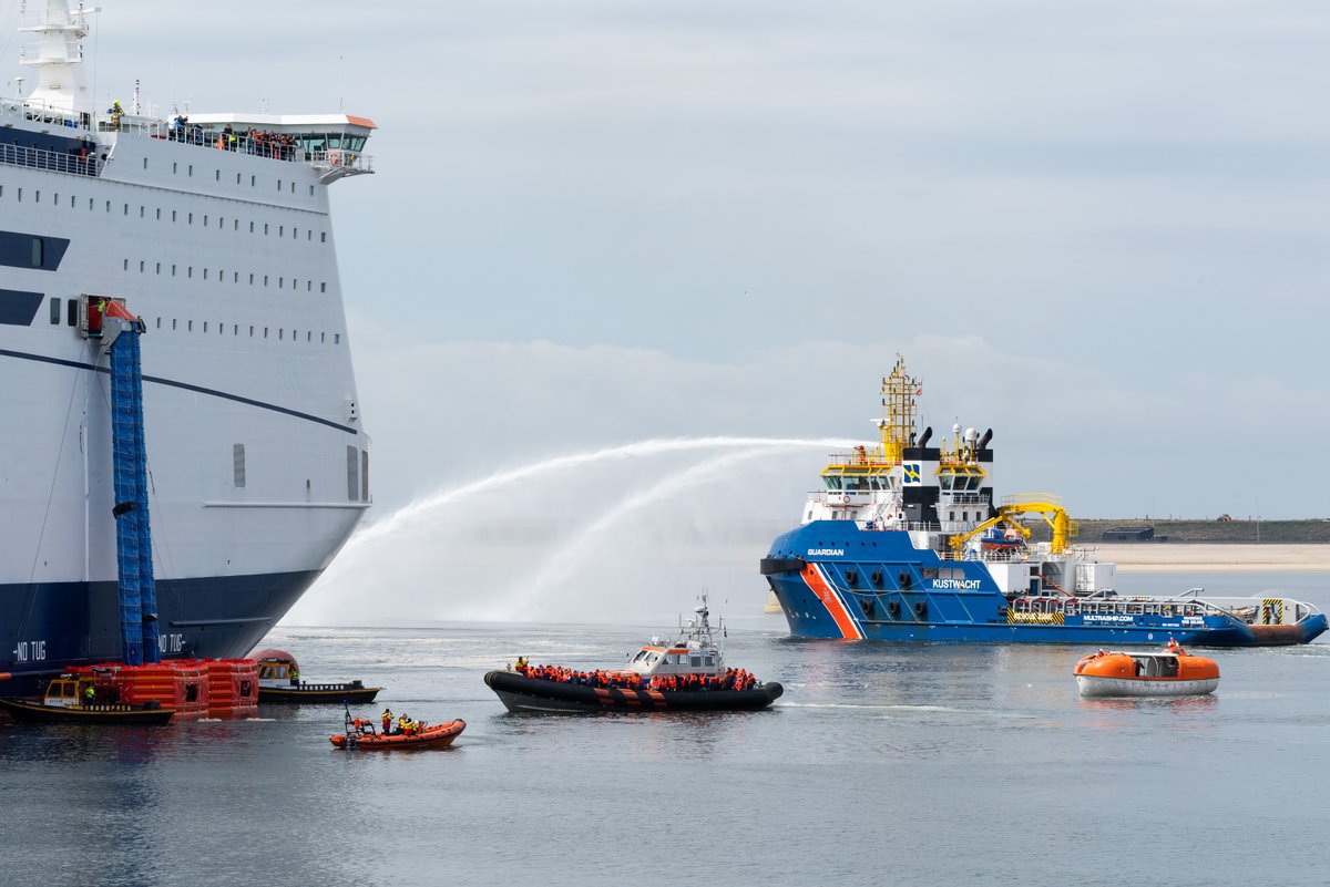 Kustwacht_nl's tweet photo. Hoe evacueer je snel honderden mensen vanaf een ferry? Wat is er nodig om iedereen veilig naar de wal te brengen? 🛟 Om dit te oefenen, werkt de #Kustwacht met andere hulpdiensten samen tijdens de #LIVEX2024 op zaterdag 1 juni in IJmuiden. 
Meer info? 👉  https://t.co/SmeXj6dGg1 https://t.co/332ixuCtvE