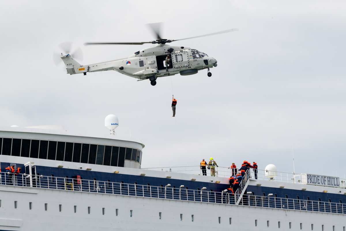 Kustwacht_nl's tweet photo. Hoe evacueer je snel honderden mensen vanaf een ferry? Wat is er nodig om iedereen veilig naar de wal te brengen? 🛟 Om dit te oefenen, werkt de #Kustwacht met andere hulpdiensten samen tijdens de #LIVEX2024 op zaterdag 1 juni in IJmuiden. 
Meer info? 👉  https://t.co/SmeXj6dGg1 https://t.co/332ixuCtvE
