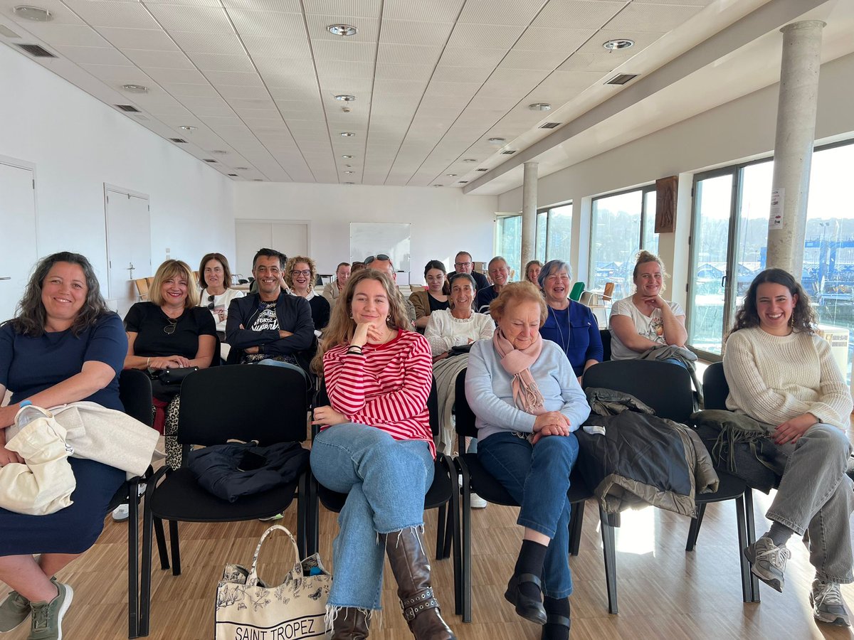 ¡Gracias Bueu! Y gracias <a href="/LibreriaMiranda/">LIBRERÍA MIRANDA</a>
Volveremos a vernos y, para entonces, habré cumplido mi promesa 😉
 
Espero que disfrutéis de #PalabrasMalditas 

#MiguelCondeLobato #PeguinLibros #PeguinRandomHouse #EdicionesB #books #novela #thriller #bookstagram #lectura #megustaleer