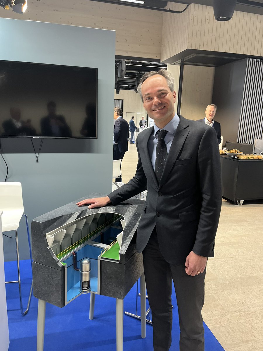 Isännöimme <a href="/nordicnuclearf1/">Nordic Nuclear Forum</a> Eikä sattumalta: 🇫🇮 ensimmäisenä maailmassa myös loppusijoittaa ydinjätteet turvallisesti. Kuvassa suomalaisen <a href="/VTTFinland/">VTT</a> taustaisen SteadyEnergyOy lämpöreaktori pienoismallina: Tuossa Helsingin lämmönlähde 15v päästä ja irti lopusta polttamisesta 💪?