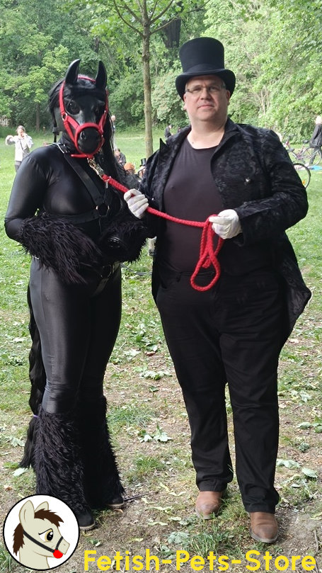 Fetishpony auf dem WGT 2024 mit dem Fetish-Pets-Store.
Es war eine große Freude wieder mal ein neues Pony ausführen zu können.
#wgt2024 #petplay #fetishpony #fetishmodel #wavegothiktreffen