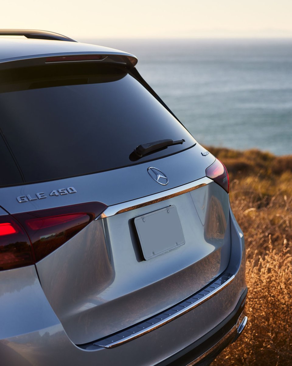 Mountains? Coasts? Anywhere but the office.​ The new GLE stands out in any landscape.​ 📸 IG: anthonydiasphotography ​ #MercedesBenz #GLE