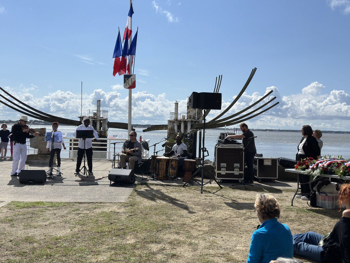 Belle cérémonie ce matin à #SaintNazaire pour commémorer les victimes de la traite négrière et de l'esclavage et célébrer la mémoire de leurs abolitions obtenues par les luttes des esclaves et la République.