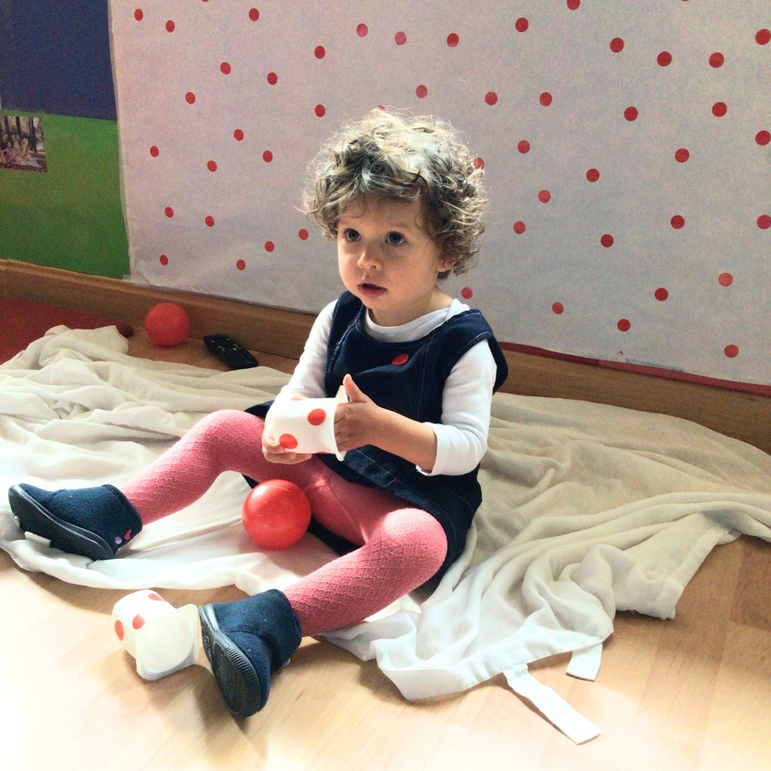 Durante la semanas del color rojo en nuestro proyecto de arte aprovechamos para adentrarnos en el mundo de Kusama con una instalación llena de puntos rojos 🔴
¡Fue una experiencia creativa, donde los mozareños/as dieron sus primeros pasitos en los conocimientos sobre el arte!👌🏻