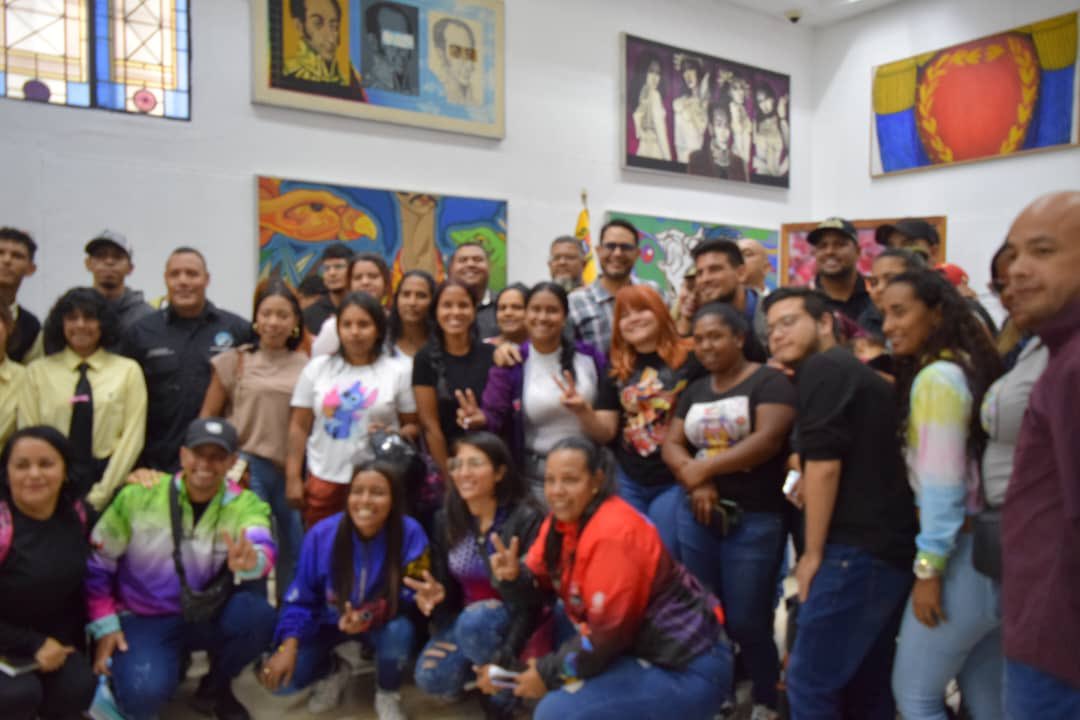 FONPYME_VE's tweet photo. 4/4 #AsíLoDijo la viceministra de Juventud Productiva y Trabajadora, Yosneisy Paredes, expresó q mediante la Misión Venezuela Joven, se capta a este sector para atenderlo en distintos vértices.

El vértice organizativo y formativo inició un proceso de capacitación para emprender. https://t.co/gkZ852sVgr