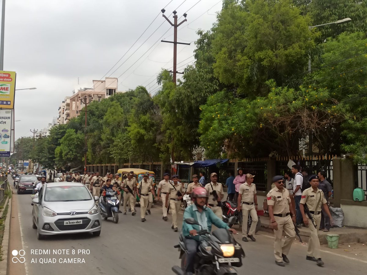 लोकसभा आम चुनाव 2024 छठे चरण(दिनांक 25/05/24)के राँची लोकसभा क्षेत्र का चुनाव स्वतंत्र,निष्पक्ष,शांतिपूर्ण संपन्न हेतु राँची पुलिस द्वारा सुरक्षाबल के साथ राँची के विभिन्नजगहों/क्षेत्रों पर एरिया डोमिनेशन एवं फ्लैग मार्च@JharkhandPolice @ceojharkhand @Lathkar_IPS @amolhomkar_IPS