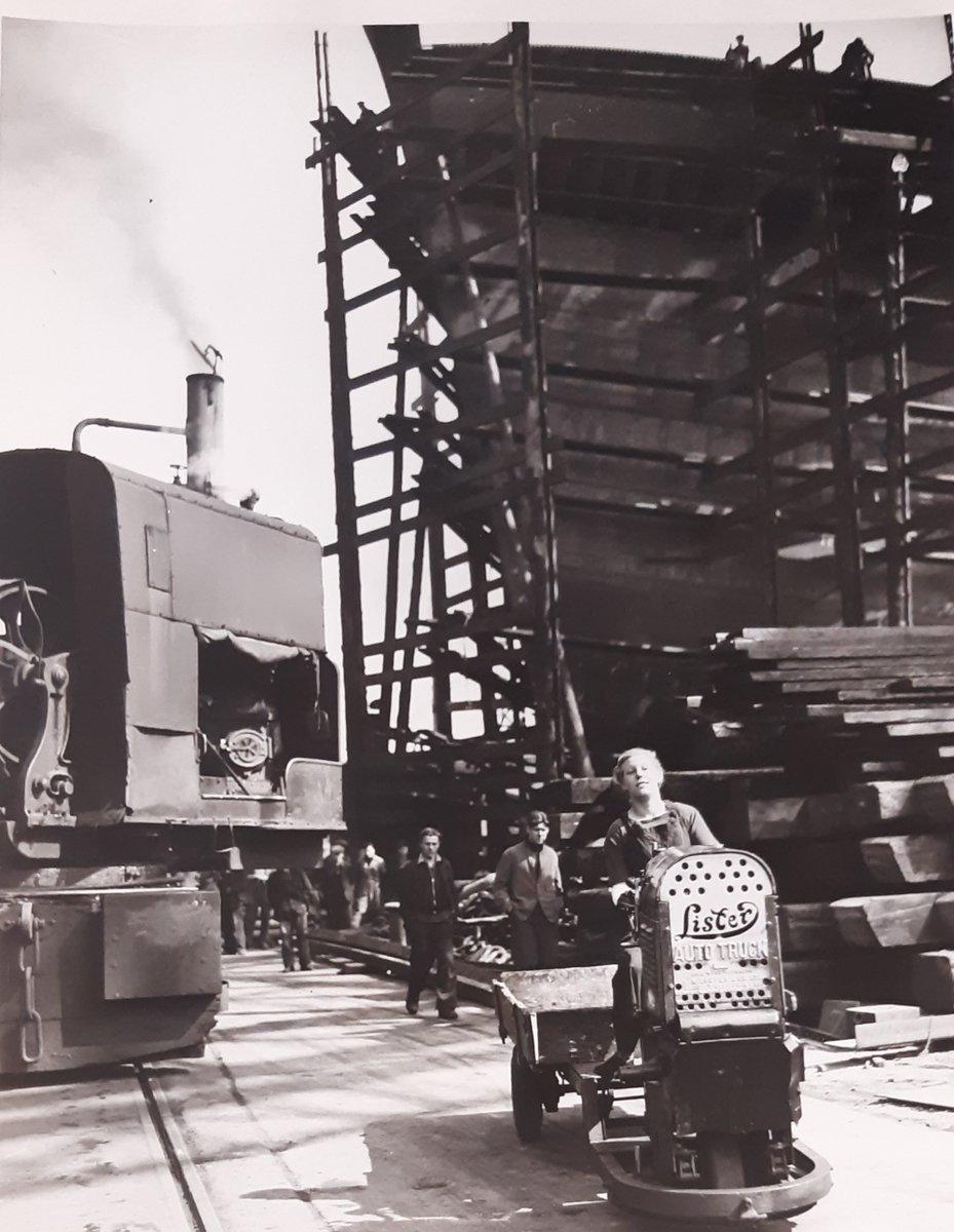 GuildhallLib's tweet photo. ‘Women Invade the Shipyards’ - Official World War 2 photos from 1942 for the press. Thousands worked on construction, driving &amp; painting work.

In the Newall Dunn collection – one of the world’s most comprehensive photographic and ephemera resources for Merchant Shipping history. https://t.co/2ss93avYD8