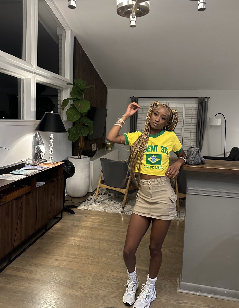 spinbackmecca's tweet photo. i really do feel like a black barbie😽 https://t.co/CaX3fqZTGW