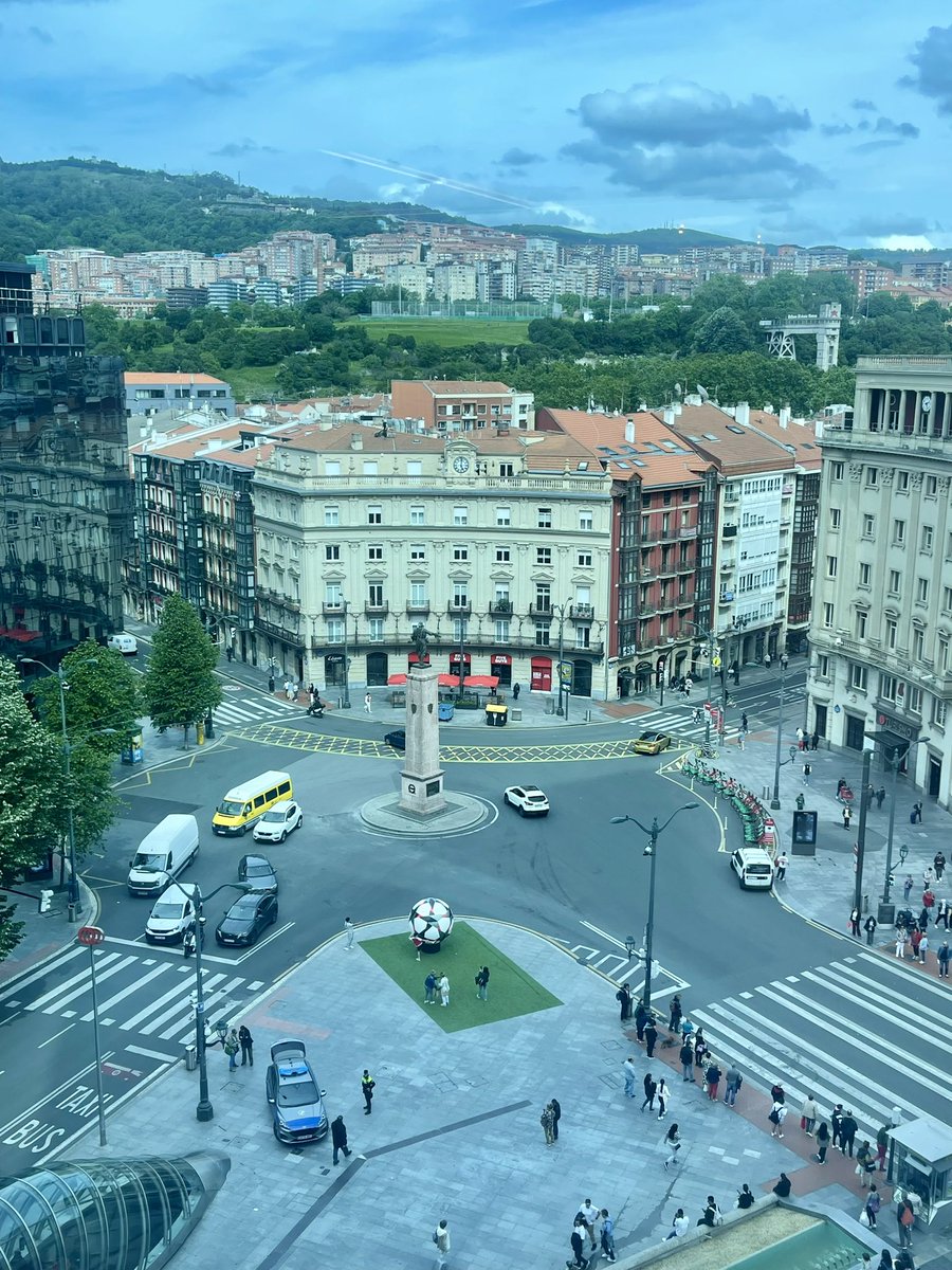 Miranda200233's tweet photo. En Bilbao hasta los días de sol son tirando a grises …
#PlazaCircular
#PlazaDeEspaña https://t.co/CkWr0Y5TxL
