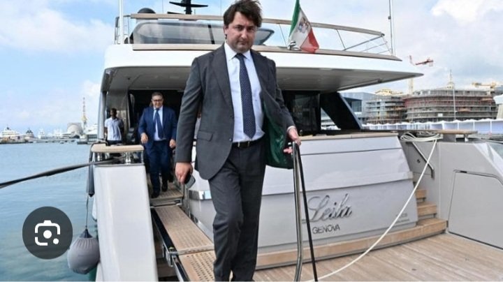 Liguria, così fan tutti: anche: Anche Matteo Cozzani (capo di gabinetto del governatore Giovanni Toti) si girò 27.000 € del partito sul suo conto personale.
Mi raccomando continuate a votare chi vi affama e continuerà a rubarvi anche le mutande.