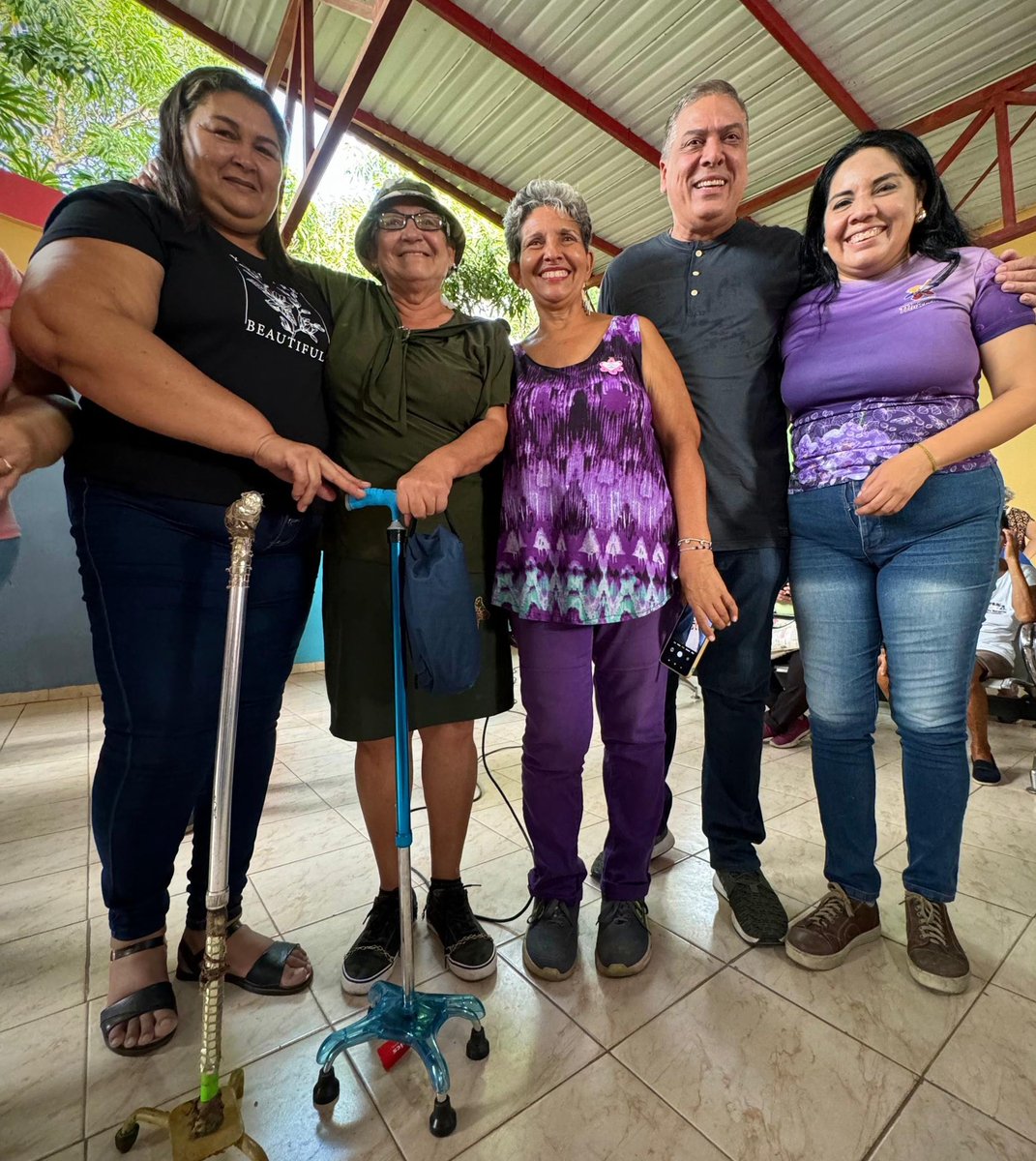 emiliorafael_'s tweet photo. ¡Amor con amor se paga!

La abuela María Jiménez, vecina de la calle Independencia del sector El Sabilar, La Vecindad, me solicitó un bastón para renovar el que estaba usando; de manera inmediata le dimos respuesta entregándole su nuevo bastón. Su alegría nos contagio a todos. https://t.co/OB6Omau84U